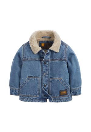 Giubbotto di jeans con colletto in finta shearling beige, chiusura con bottoni, due tasche frontali e una toppa con testo sul lato inferiore destro.