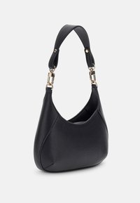 Bolso de mano de imitación cuero negro con una silueta curvada, asa ajustable, detalles en dorado y una superficie texturizada.