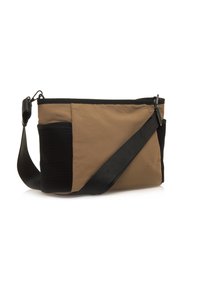 Borsa in tessuto marrone con dettagli neri, dotata di una lunga tracolla regolabile e una tasca laterale in rete. Forma rettangolare con superficie liscia.