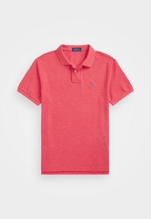 Polo rouge à manches courtes avec col et patte à deux boutons, avec un petit logo brodé sur la poitrine gauche.
