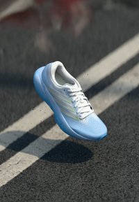 Επιλέχθηκε, glow blue/silver-coloured metallic/footwear white
