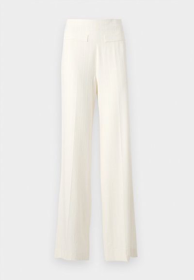 Brede-pijpenbroek in ivoor met een structuurstof, voorzien van subtiele verticale streepjes en twee achterzakken.