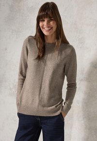 Brauner Wollpullover mit langen Ärmeln, rundem Ausschnitt und geripptem Saum. Hat eine dezente Textur und ein gerades Schnittdesign.