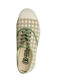 Baskets en toile à carreaux verts et blancs avec bout rond, semelle en caoutchouc contrastante et lacets verts. Marque éco-responsable visible à l'intérieur.