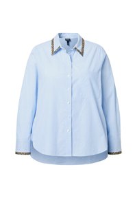 Camicia button-up celeste con righe verticali, caratterizzata da un colletto e polsini con stampa leopardata. Realizzata in un tessuto morbido, taglio oversize.