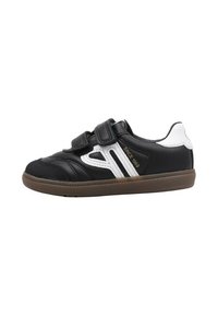 Zapatilla deportiva negra con dos correas de velcro, acentos blancos en los laterales, parte superior negra texturizada y suela de goma marrón. Adecuada para deportes y uso casual.