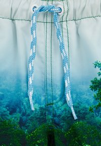 Šviesiai mėlynų ir žalių gradientų maudymosi šortai, su pintu mėlynu raišteliu ir grafine miško raštu apybėje.