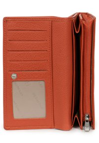 Portafoglio in pelle arancione con molteplici scomparti per carte, una finestra trasparente per l'ID e una tasca con zip, che presenta una finitura testurizzata.