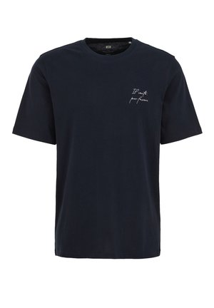 T-shirt bleu marine à manches courtes avec col rond et petit texte blanc en cursive sur le côté gauche de la poitrine indiquant "Il cento, per favore."