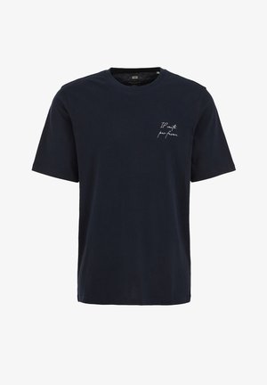 T-shirt bleu marine à manches courtes avec col rond et petit texte blanc en cursive sur le côté gauche de la poitrine indiquant "Il cento, per favore."