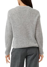 Grau gerippter Pullover mit weicher Textur, versehen mit einem Rundhalsausschnitt und langen Ärmeln. Dezente Glitzereffekte verleihen dem Stoff ein besonderes Aussehen.