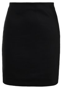 Pantalón corto negro hecho de una tela suave, con un diseño ajustado y una silueta recta con una cintura cosida. Sin patrones ni elementos metálicos visibles.