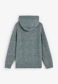 Jersey gris con capucha de punto, mangas largas y puños y bajo acanalados, visto desde atrás sobre un fondo blanco.