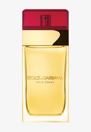 Flacon de parfum rectangulaire en verre avec un liquide doré, un bouchon vaporisateur rouge translucide et une étiquette dorée portant la mention Dolce & Gabbana Pour Femme.