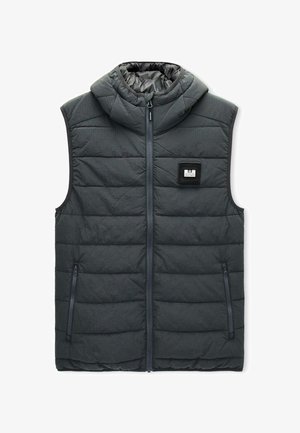 Antracito spalvos pūkų liemenė su aukšta apykakle, priekiniais užtrauktukais ir dviem šoninėmis kišenėmis. Pasižymi subtiliu tekstūruotu audiniu ir logotipu.