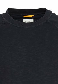 Donkergrijze langslowaardeshirt met een ronde hals, voorzien van een textuurstof en zichtbare stikseldetails. Etiket toont de merknaam.