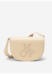 Beigeleder Umhängetasche mit einem geschwungenen Deckel und durchbrochenen Buchstaben "M O’P." Verstellbarer Riemen. Glatte Oberfläche mit minimalem Zubehör.
