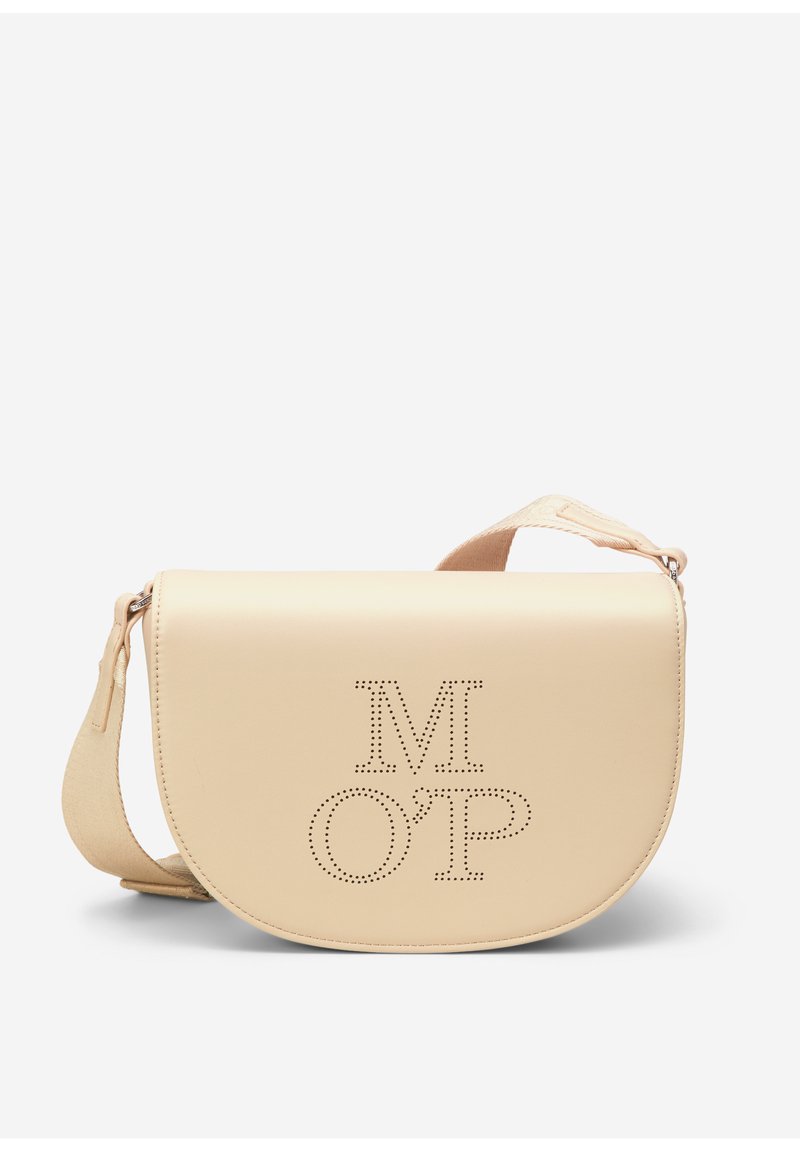 Beigeleder Umhängetasche mit einem geschwungenen Deckel und durchbrochenen Buchstaben "M O’P." Verstellbarer Riemen. Glatte Oberfläche mit minimalem Zubehör.
