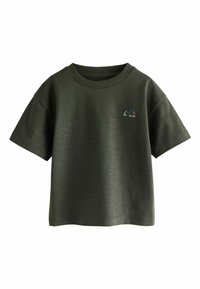 T-shirt vert foncé à manches courtes pour tout-petits avec col rond et petite broderie colorée d'une pelleteuse sur le côté gauche de la poitrine.