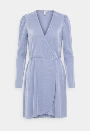 Vestido cruzado de terciopelo azul claro con mangas largas abullonadas, escote en V, cintura elástica y bajo de falda asimétrico.