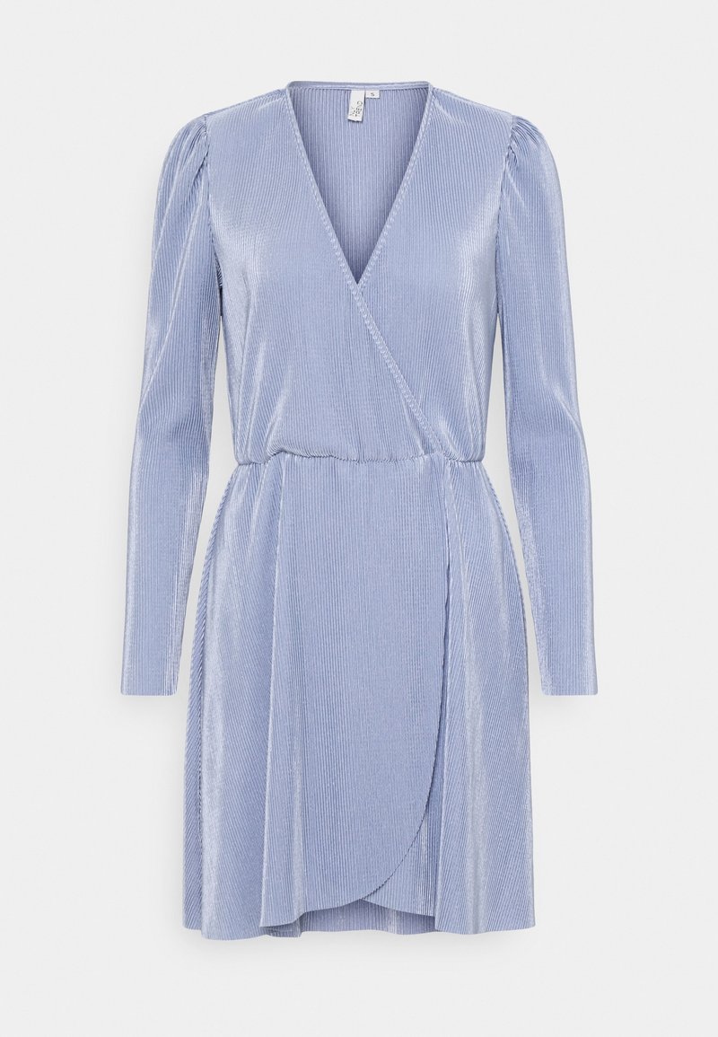 Robe portefeuille en velours bleu clair avec manches longues bouffantes, encolure en V, taille élastique et ourlet asymétrique.