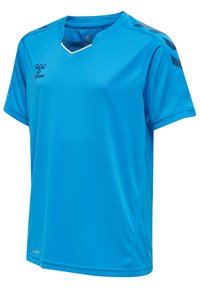 Maillot de sport bleu en tissu respirant, avec un col en V et des manches courtes. Accents noirs sur les épaules et logo sur la poitrine.