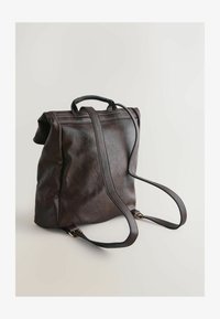 Sélectionné, chocolate brown