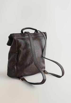 Rudas odinis kuprinė su tekstūruota apdaila, viršutine rankena, reguliuojamomis pečių diržais ir subtiliomis siuvimo detalėmis.