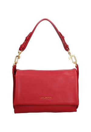 Rode leren handtas met gouden sluitingen en verstelbare schouderriem, voorzien van een gevouwen klep en een gouden "Custo" logo aan de voorkant.