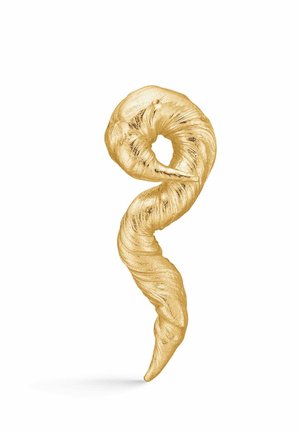 Krøllet, snoet gyldent metallisk objekt, der ligner et stiliseret komma eller en abstrakt spiral på en hvid baggrund.