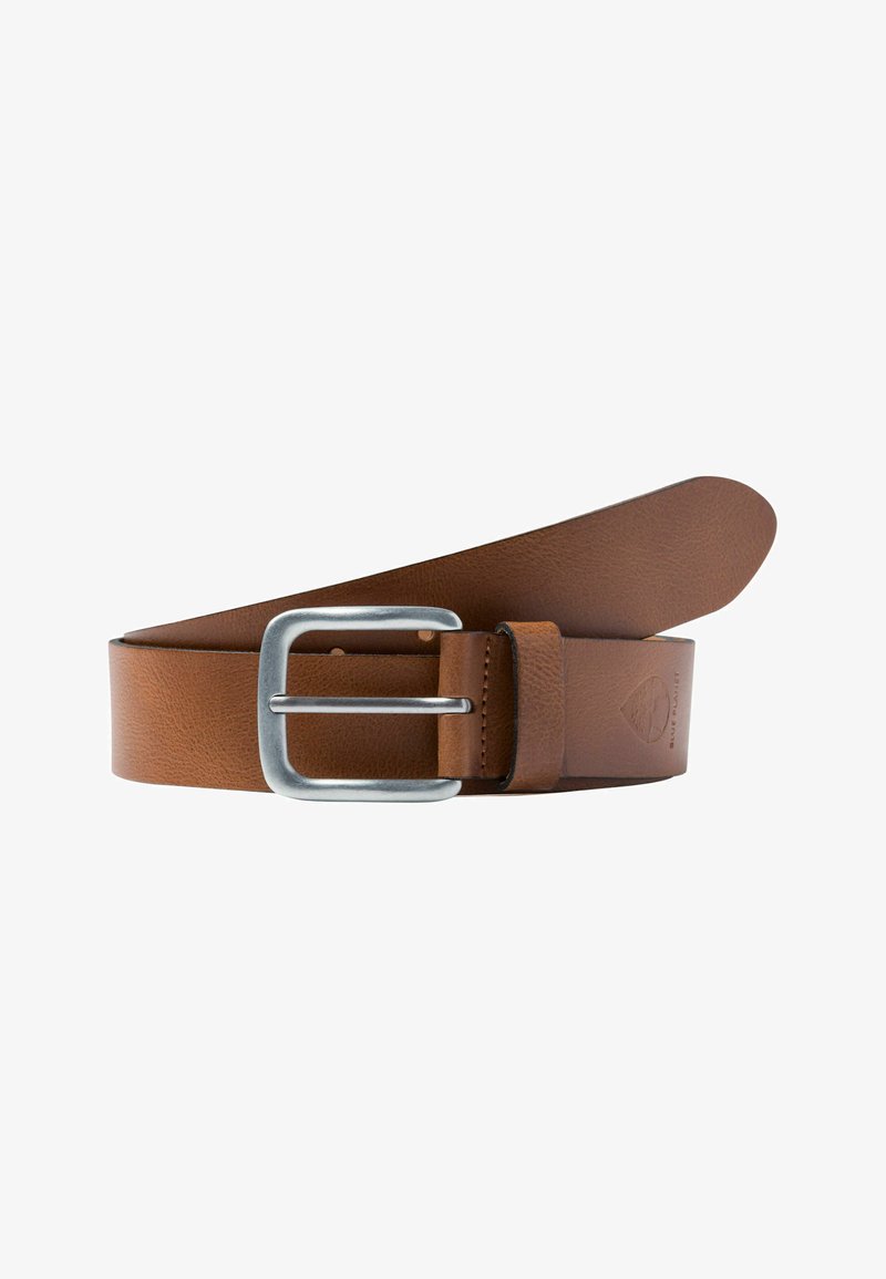 Ceinture en cuir marron présentant une boucle en métal argenté, texture lisse et extrémité effilée. Détails de couture remarquables et logo estampé sur le cuir.