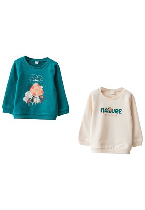Dos sudaderas para niños: una turquesa con un gráfico de seta y el texto "Vibras de otoño", y una crema con "La naturaleza es mi hogar".
