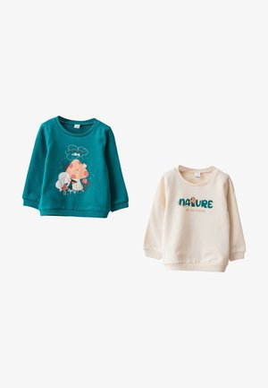 Dos sudaderas para niños: una turquesa con un gráfico de seta y el texto "Vibras de otoño", y una crema con "La naturaleza es mi hogar".