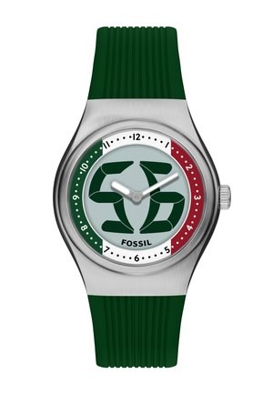 Montre avec boîtier argenté, bracelet en silicone vert, cadran affichant des sections vertes et rouges, grands chiffres verts stylisés, et aiguilles des heures et des minutes argentées.