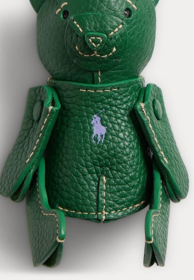 Porte-clés ours en cuir vert texturé avec coutures beiges et petit logo blanc joueur de polo sur la poitrine.