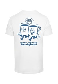 Balta medvilninė marškinėliai su mėlynu piešiniu, vaizduojančiu du animacinius kavos puodelius su užrašais: "gerkite savo kasdienį espresso" ir "daugiau espresso, mažiau depresijos."