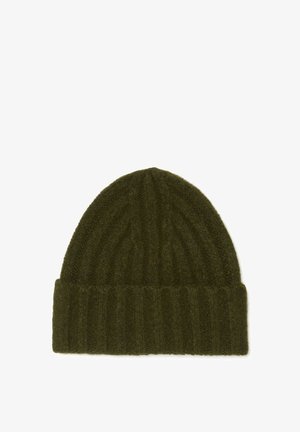 Olijfgroen gebreid beanie met ribbelstructuur en opgerolde boordi, gemaakt van zachte wol voor warmte en comfort.