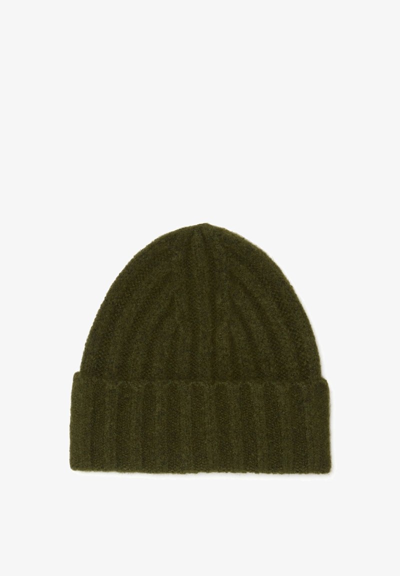 Berretto di lana tricottato color verde oliva con texture a coste e risvolto, realizzato in morbida lana per calore e comfort.