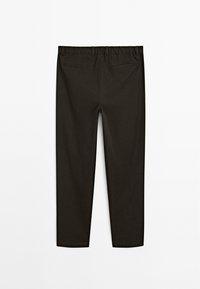 Donkerbruine broek met een elastische tailleband, met een gladde textuur, taps toelopende pijpen en twee achterzakken zonder zichtbare hardware.