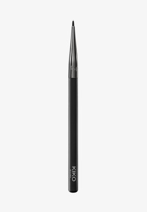 Schwarzer Eyeliner mit einer spitz zulaufenden Mine und einem glanzvollen silbernen Akzent am Fuß. Verfügt über das KIKO MILANO-Logo auf dem Schaft.