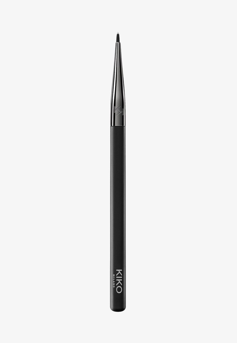Svart eyeliner med en tilspisset spiss og en blank sølvfarge aksent ved bunnen. Har KIKO MILANO merkevare på skaftet.