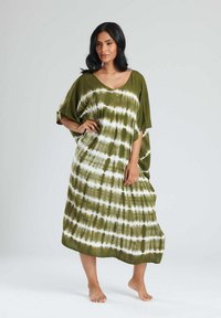 Kaftan de tie-dye en verde oliva con escote en V, mangas anchas y corte holgado. Presenta rayas alternadas en tonos oscuros y claros para darle textura.