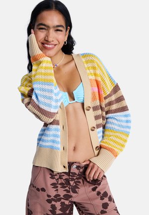 Bunt gestrickter Cardigan mit horizontalen Streifen in Gelb, Blau, Braun und Orange, mit beigem, geripptem Saum und Knöpfen.