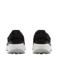 Schwarze Sportschuhe mit einem strukturierten Obermaterial, gepolsterter Ferse und einer weißen Gummisohle mit Profilmustern. Die Rückansicht zeigt einen verstellbaren Riemen.