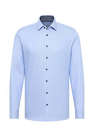 Camicia azzurra chiara a maniche lunghe con colletto button-down, bottoni neri e colletto interno a fantasia blu navy. Tessuto morbido, vestibilità sartoriale.