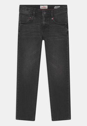 Zwarte spijkerbroek van denim met een recht model. Beschikt over voorzakken en een knoopsluiting. Subtiele branding en gekleurde accenten bij de zakken.