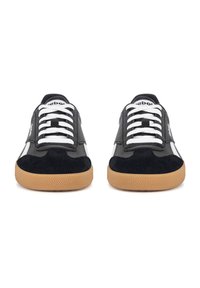 Adidași negri și gri, din materiale din suede și piele, cu sfori albe, talpă din cauciuc natural și un design clasic de tip low-top.