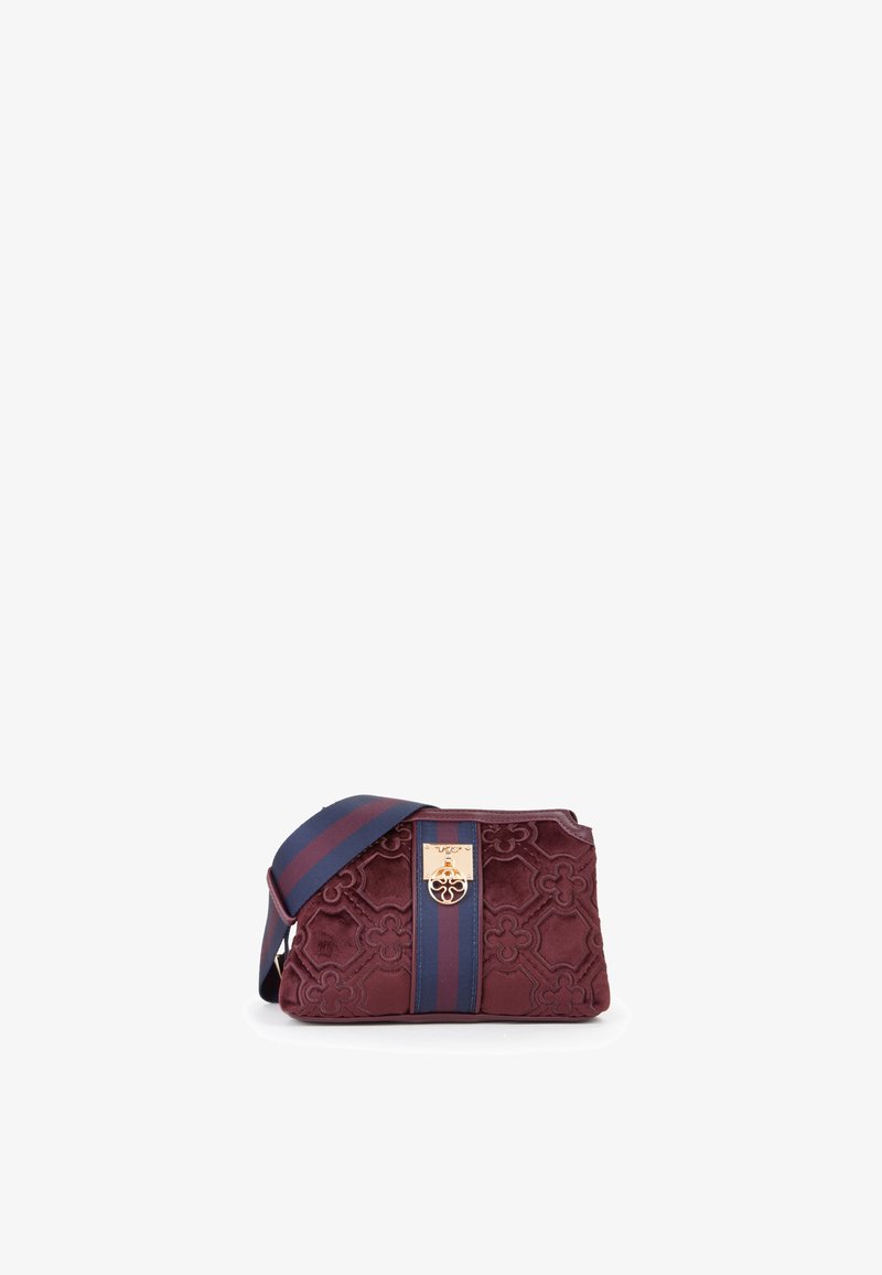 Bordeaux fluwelen schoudertas met reliëf bloemenpatroon, marineblauwe en bordeaux gestreepte strap, en gouden sluitingdetail aan de voorkant.