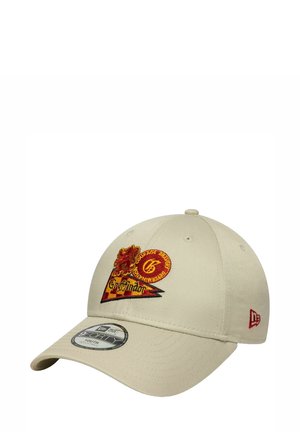 Casquette kaki avec le blason brodé de Gryffondor, emblème de lion et un patch circulaire. Visière courbée et logo New Era sur le côté.