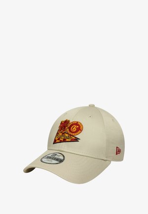 Khakifarbenes Cap mit gesticktem Gryffindor-Wappen, Löwenemblem und einem runden Aufnäher. Gebogener Schirm und New Era-Logo an der Seite.